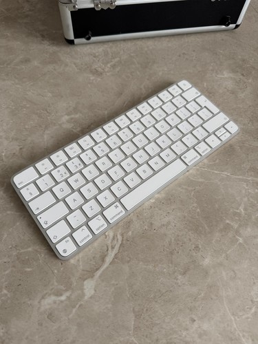 Apple magic keyboard - magic, british