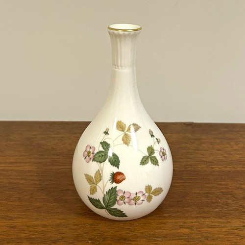 Wedgwood wild strawberry - strawberry, bone