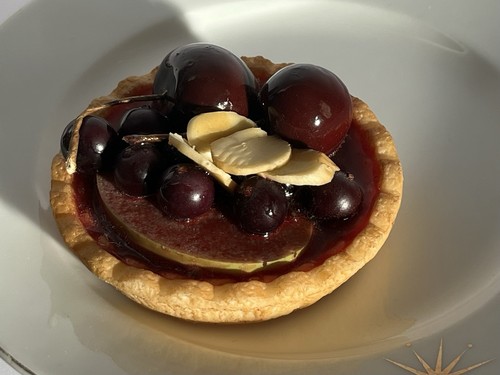 Prop cherry tart round - cherry,