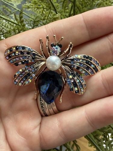 Honey bee brooch stunning