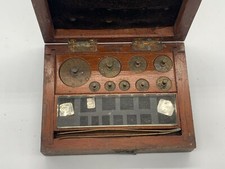 VINTAGE / ANTIQUE BRASS WEIGHTS OERTLING LONDON APOTHECARY CASED WOOD SET