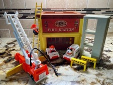 Vintage 1980 Fisher Price Play Family FIRE STATION #928 Little People