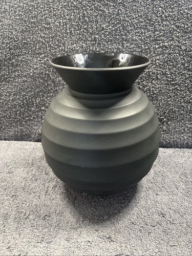 Wedgwood black vase - black,