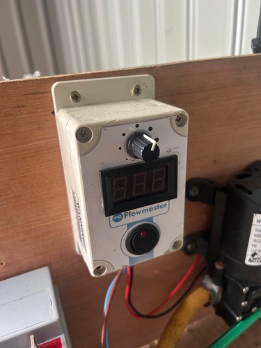 Window cleaning pump pre - window,