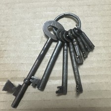 8 Keys Cast Iron Skeleton Keys