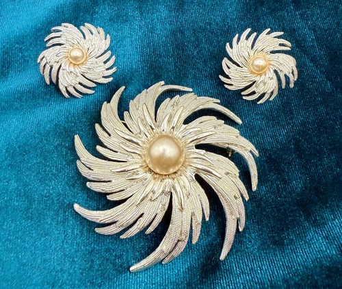 Signed sarah coventry brooch - sarah,