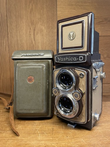 Read near mint yashica d - read,