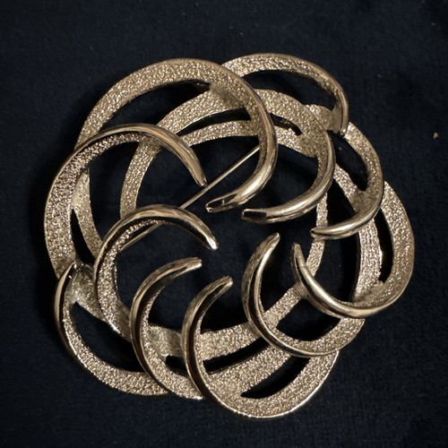 Pretty vintage silver metal - pretty,