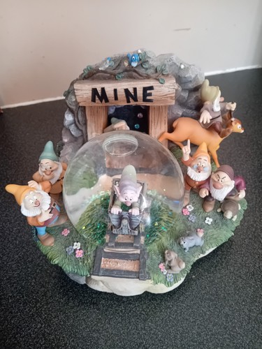 Snowglobe disney snowwhite and - snowglobe,