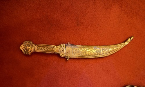 Gold tone curved dagger - gold, w/