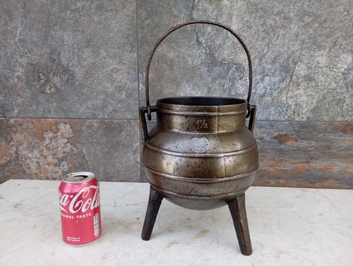 Vintage cast iron cooking - in,