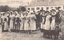 Old postcard 56 VANNES / FEASTES D'ARVOR / LES QUEENS DE L'ILE AUX MONINES