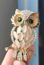 Beautifully gorgeous sparkly gold owl brooch Eye Catching 