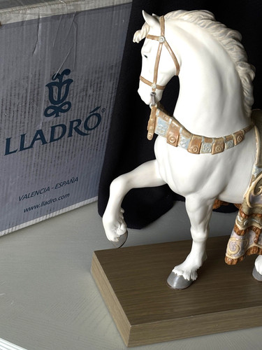 Lladro statue regal steed - statue"a,