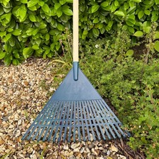 Plastic Garden Rake for Leaves Lawn Hay 55 cm / 21.65 in 22 Tins (With Handle)