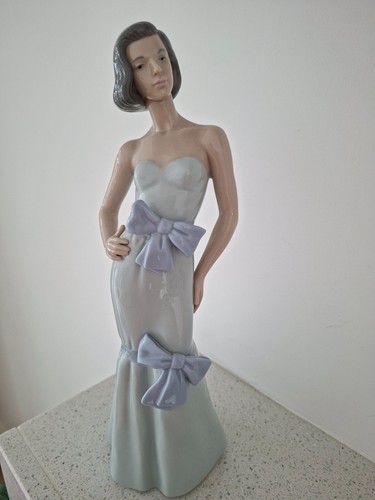 Nao lladro figurine lady - nao, of