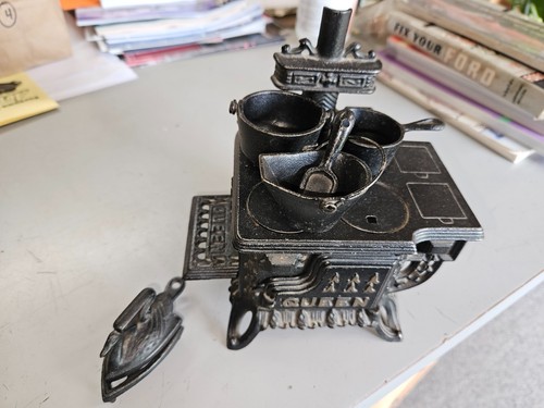 Queen stove miniature - stove, cast