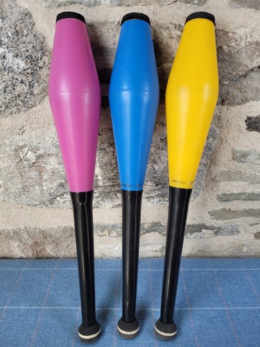 Set juggling clubs by - of,