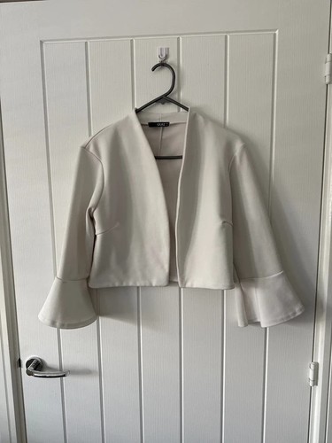 Quiz cream open front bell - front,