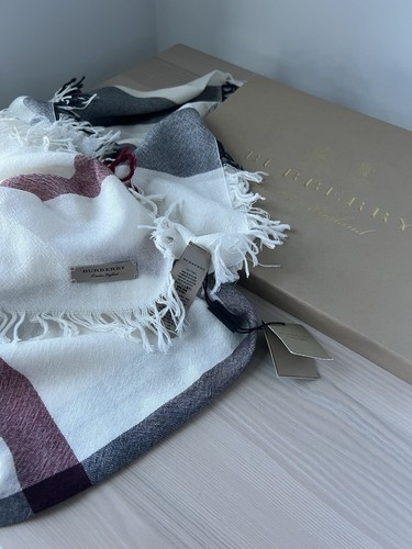 Burberry bnwt and - box, 100%
