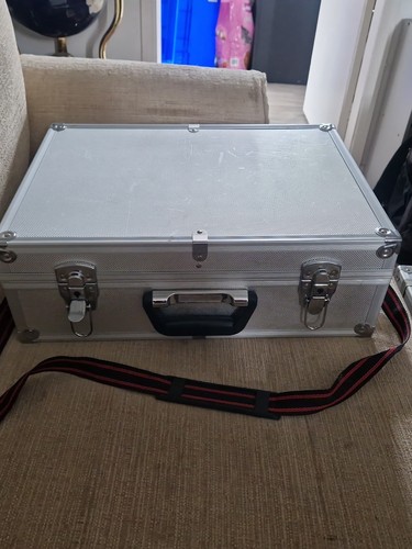 Aluminum flight case with - aluminum, cd