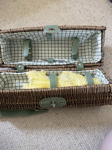 Vintage wicker wine picnic - wine,