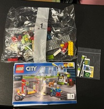 LEGO CITY: 60154 BUS STATION, NEWS STAND & FIGURES SPLIT FROM SET. SEE PHOTOS.