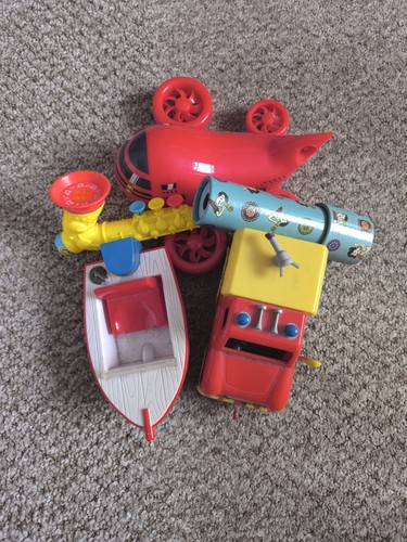 Car flaying trumpet ship toy - car,