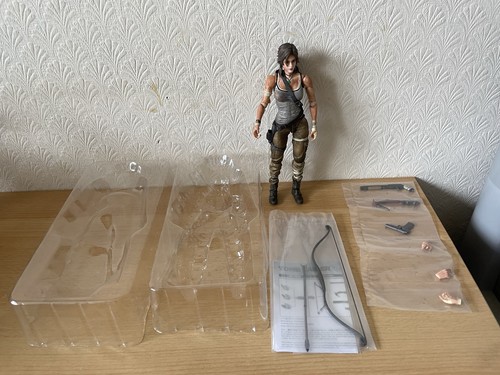 Play arts kai lara croft - play,