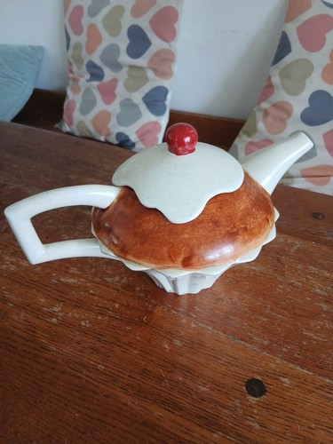 Swineside ceramics iced cake - swineside,