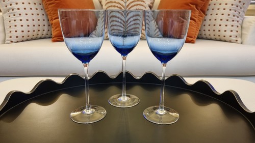 Stunning blue wine - 3,
