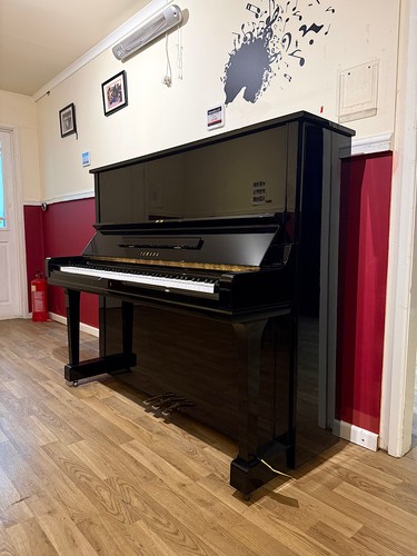 Yamaha upright piano 1985 - yamaha,