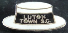 LUTON TOWN Vintage SUPPORTERS CLUB Badge Maker COFFER LONDON In gilt 28mm x 15mm