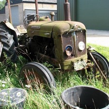 Photo 6x4 Retired old tractor