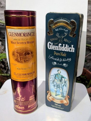 Decorative whisky tins and a - ,