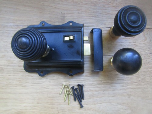 Wooden door rim - knob, bedroom