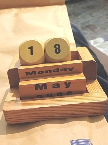 Vintage wooden desk calendar - wooden,