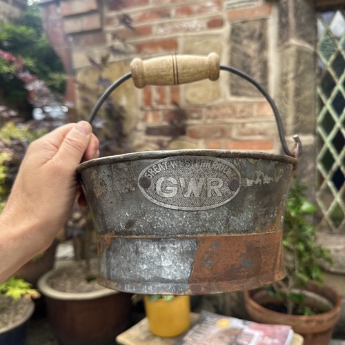 Gwr bucket planter with wood - gwr,