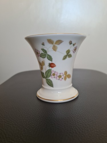 Wedgewood wild strawberry - wedgewood, bone