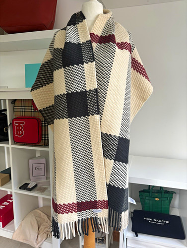 Authentic burberry 100 wool - 100%,