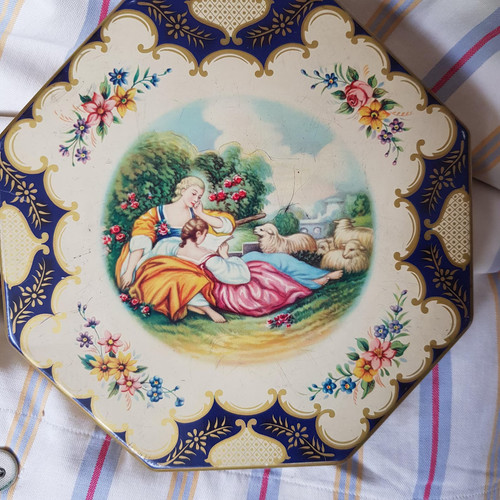 Charming vintage peek - vintage, freans