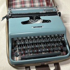 Olivetti Lettera 22 Typewriter