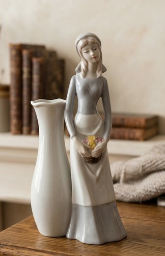 Vintage porcelain girl - porcelain, with