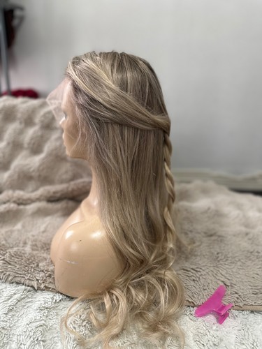 Ash blonde rooted - blonde,