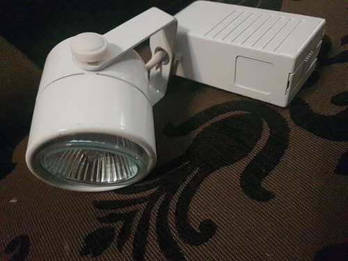Track light spotlight round - track,