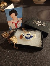 Tatty Divine New In Box Willow Pattern Teapot Necklace . Excellent New Unused