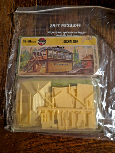 Airfix signal box - box, –