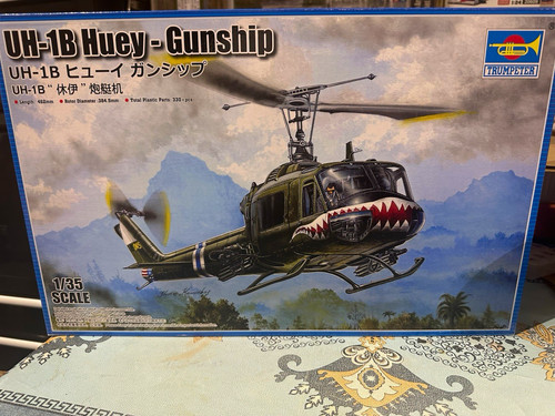 Trumpeter 1b huey - uh-1b,