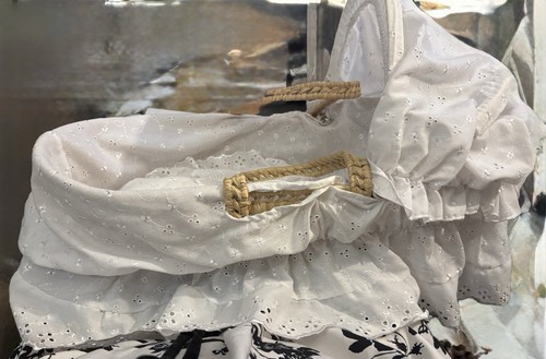 Beautiful dolls moses basket - dolls,