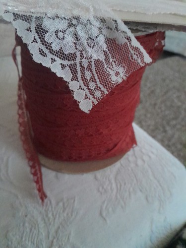 Antique lace cream - red, reel